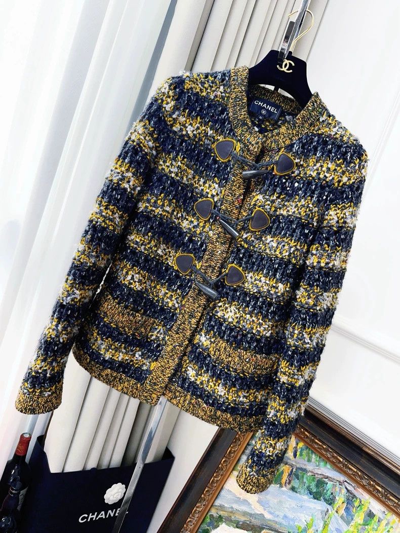 Chanel Chanel Yellow and black mixed-color striped ox horn buckle Size XS / US 0-2 / IT 36-38 - 1 Thumbnail