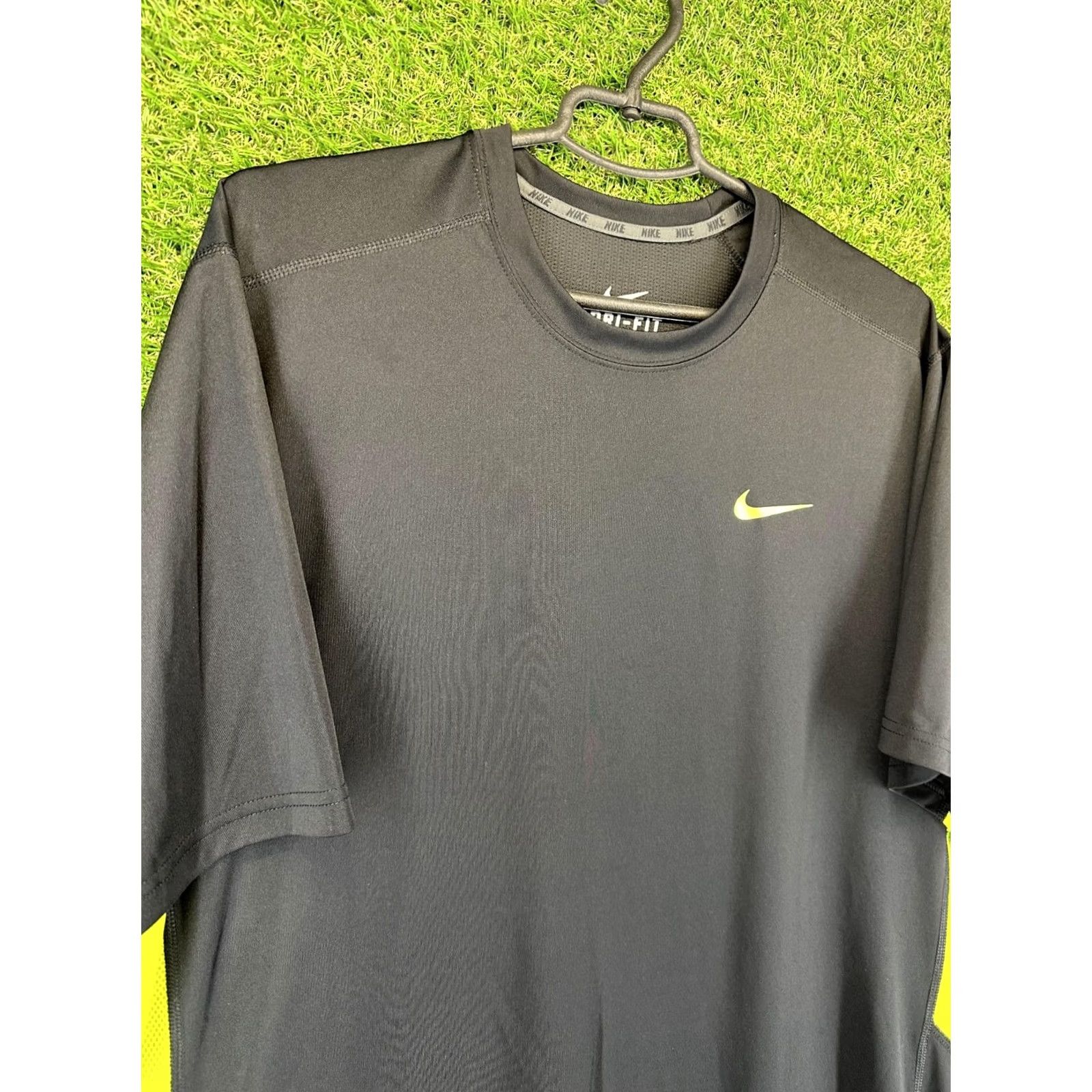 Nike NIKE TRAINING SHIRT MENS XL T-SHIRT RUNNING 100% POLYESTER BLACK GREEN Slim Fit Short Sleeve Sports Jersey Size US XL / EU 56 / 4 - 3 Thumbnail