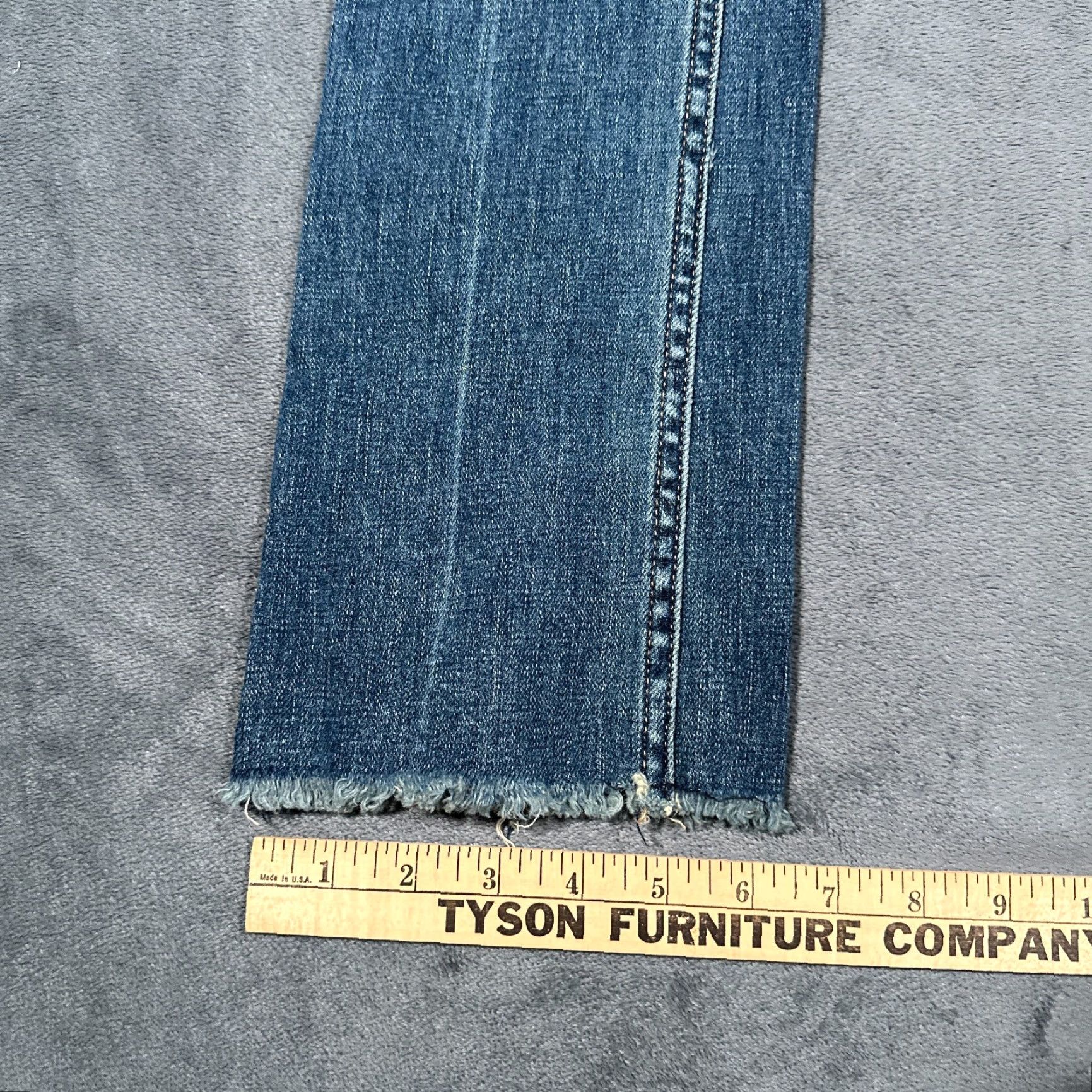 Vintage We The Free Jeans Women’s 25 Blue Medium Wash Frayed Raw Hem Button Fly Regular Fit 90s Style Size 42" / US 20 - 6 Thumbnail