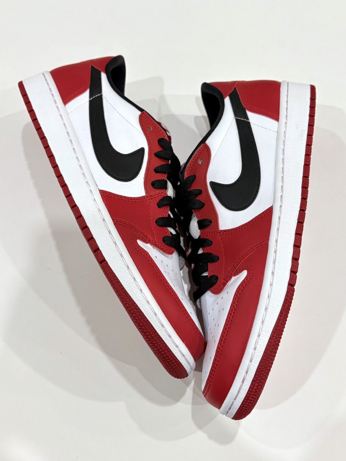 Jordan Brand Jordan 1 Chicago OG Low 2016 Size US 10.5 / EU 43-44 - 5 Thumbnail