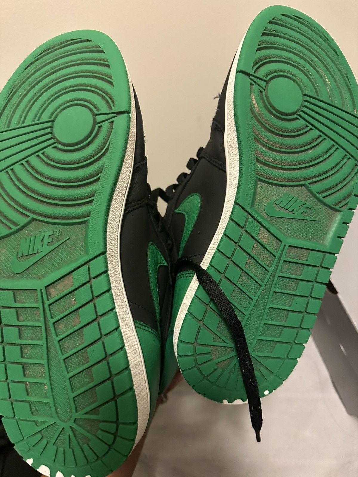 Jordan Brand Jordan 1 Retro “Pine Green” Size US 10 / EU 43 - 2 Thumbnail