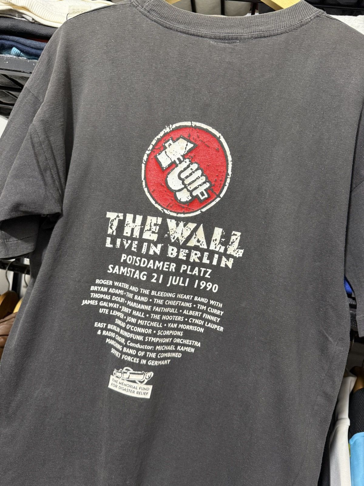 Band Tees Vintage pink floyd the wall live in berlin 90 concert tshirt Size US M / EU 48-50 / 2 - 6 Thumbnail