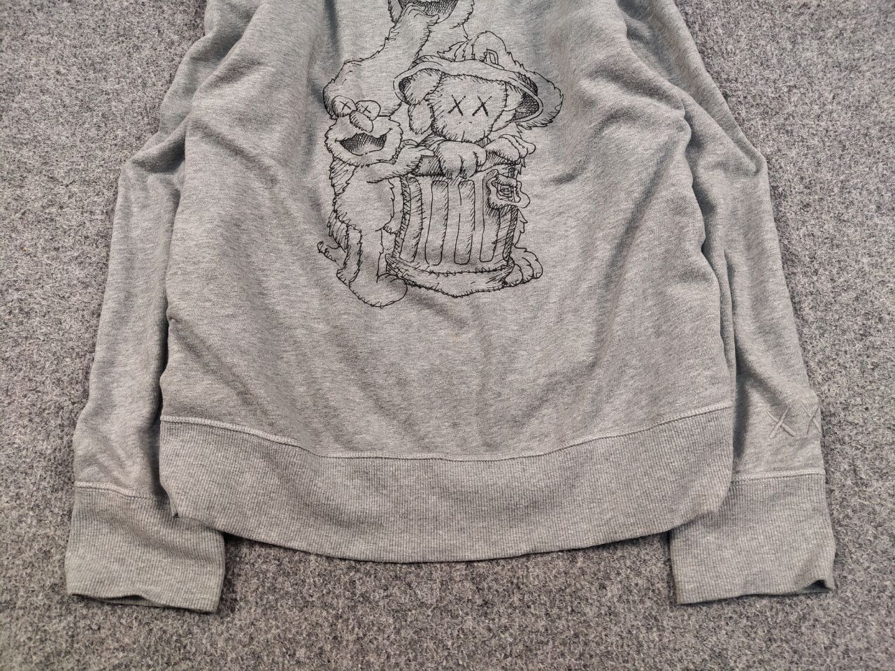 Uniqlo Uniqlo x Kaws Sesame Street Logo Gray Crew Chek Sweatshirt Size US L / EU 52-54 / 3 - 9 Thumbnail