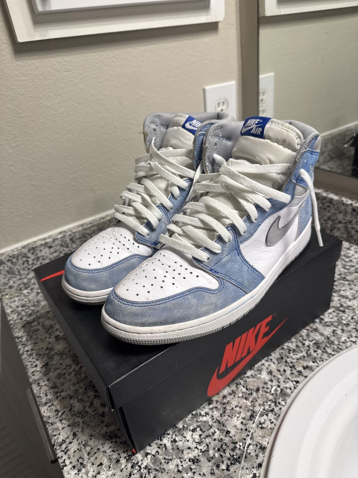 Nike Jordan 1 Hyper Royal Size US 9.5 / EU 42-43 - 1 Thumbnail