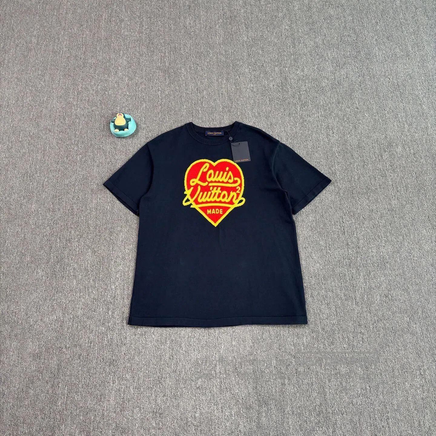 Louis Vuitton Blue Heart Graphic Short-Sleeve Shirt. Size US XL / EU 56 / 4 - 1 Thumbnail