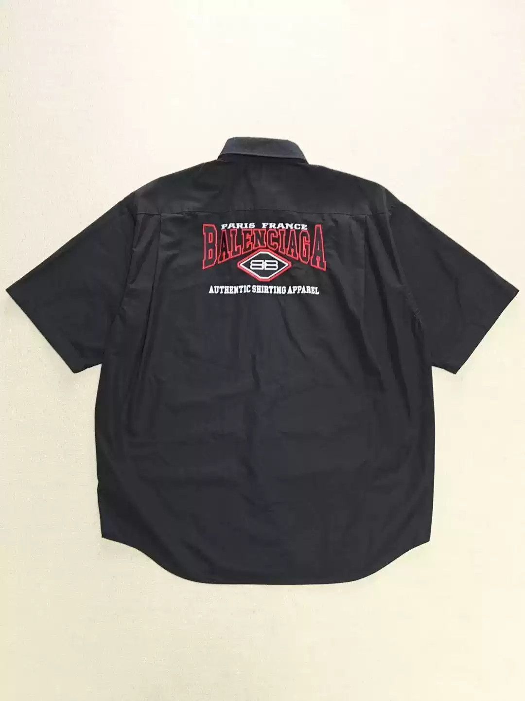 Balenciaga22SS black and red embroidered Batman distressed short sleeved shirt