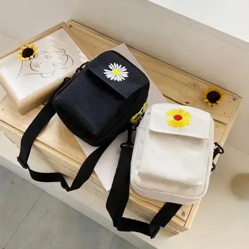 Other Daisy Canvas Zipper Cross-body Bag Size ONE SIZE - 1 Thumbnail