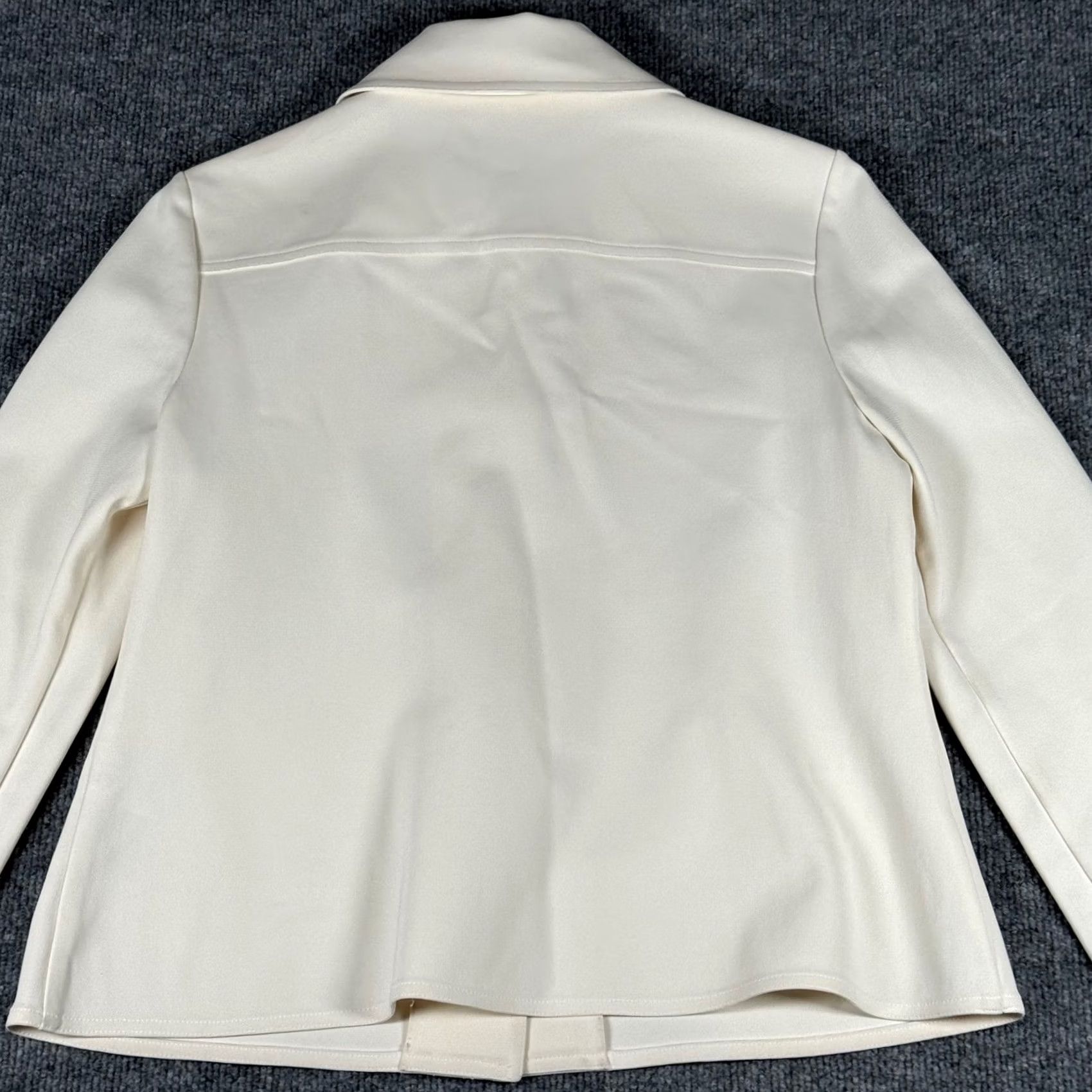 Tory Burch Tory Burch Cream Button-Up Shirt Blouse Made in Italy Sz 10 Careerwear Designer Women Ivy Ivory Button Solid Long Sleeve Collared Pockets Classic Fit Size L / US 10 / IT 46 - 2 Thumbnail