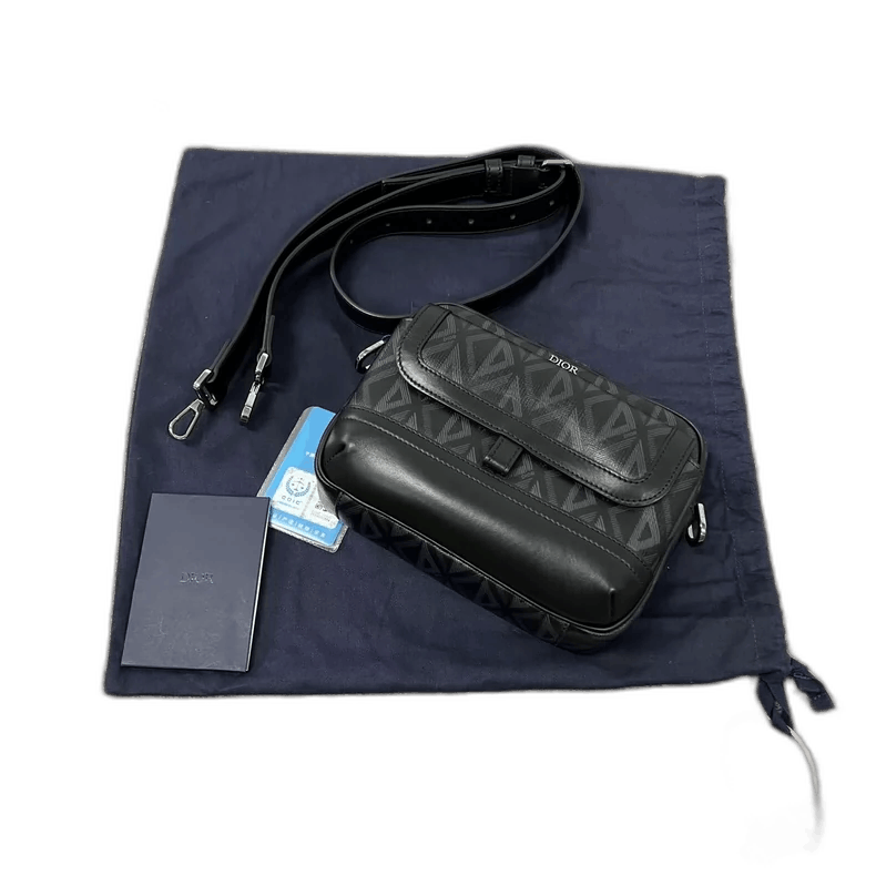 Dior HOMME BEEチェーン iPodケース2004SS エディ Dior Dior Homme Leather iPod case with chain and bee | Grailed