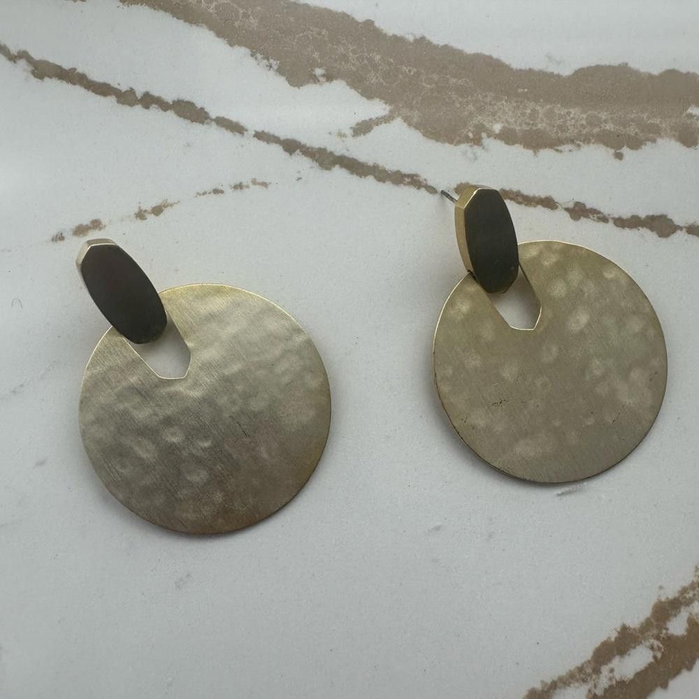 Designer Kendra Scott Didi Hammered Brushed Gold Statement Earrings Size ONE SIZE - 5 Thumbnail