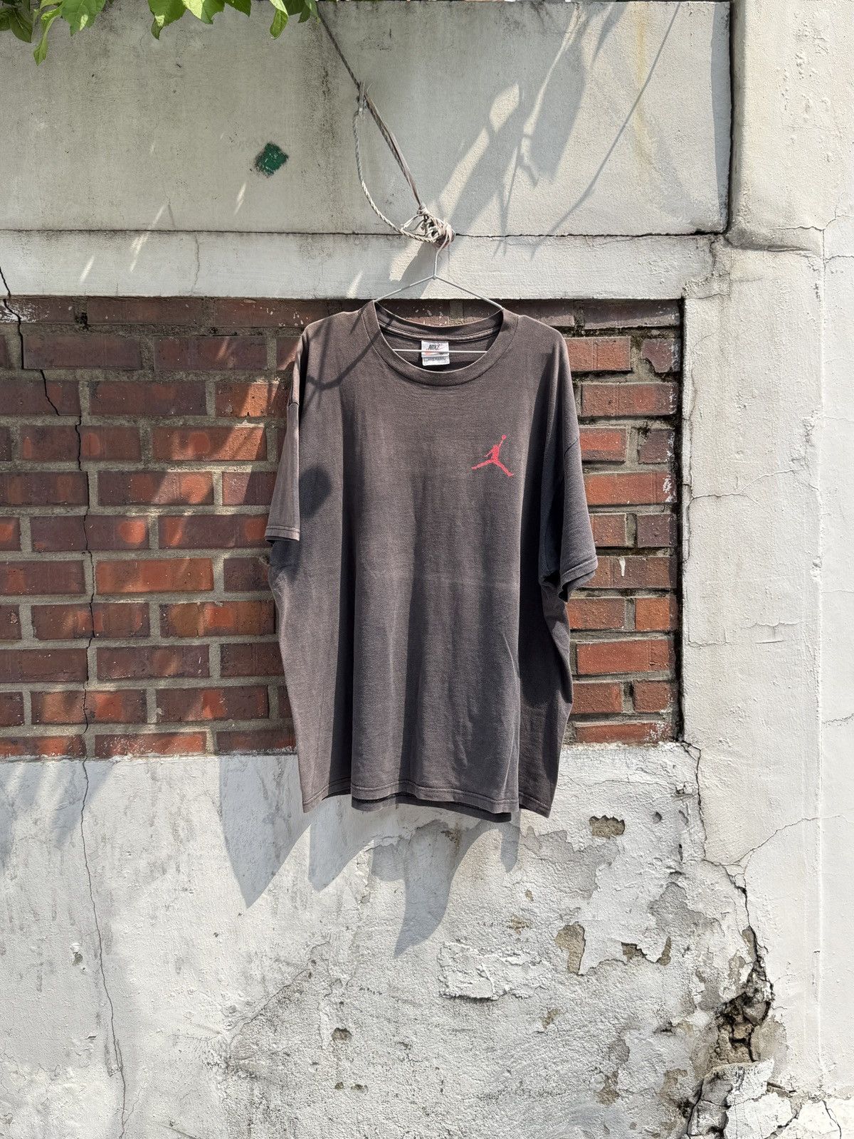 Jordan Brand × Nike × Vintage 90s Nike Air Jordan Sun-faded T-shirt Size US XL / EU 56 / 4 - 2 Thumbnail