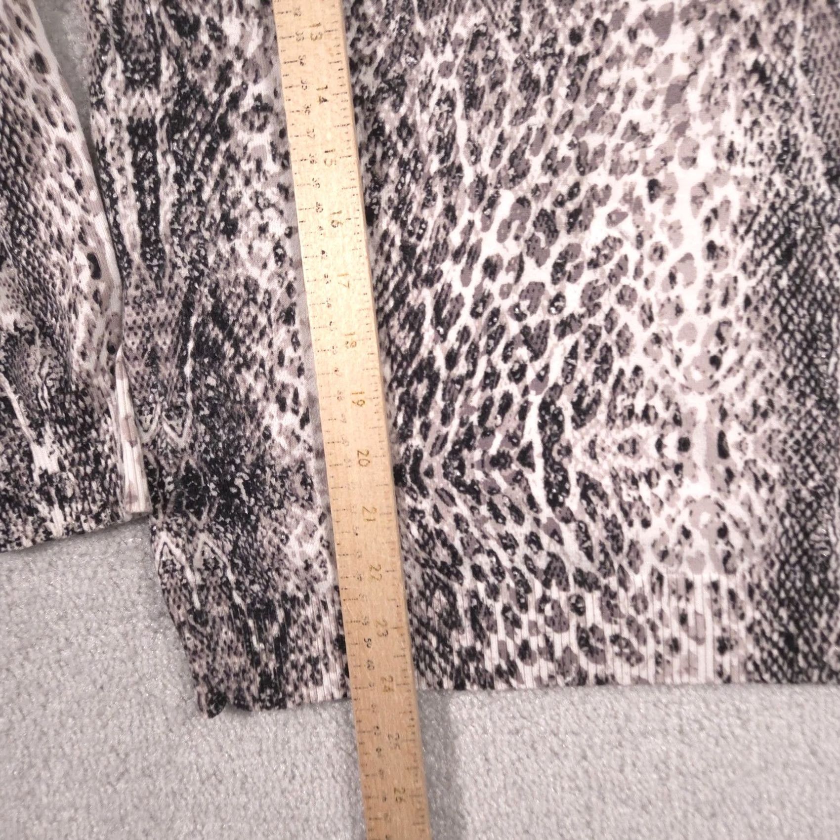 Vintage Lane Bryant Sweater Womens 14/16 Gray Snake Print V Neck Long Sleeves Knit Size XL / US 12-14 / IT 48-50 - 6 Thumbnail