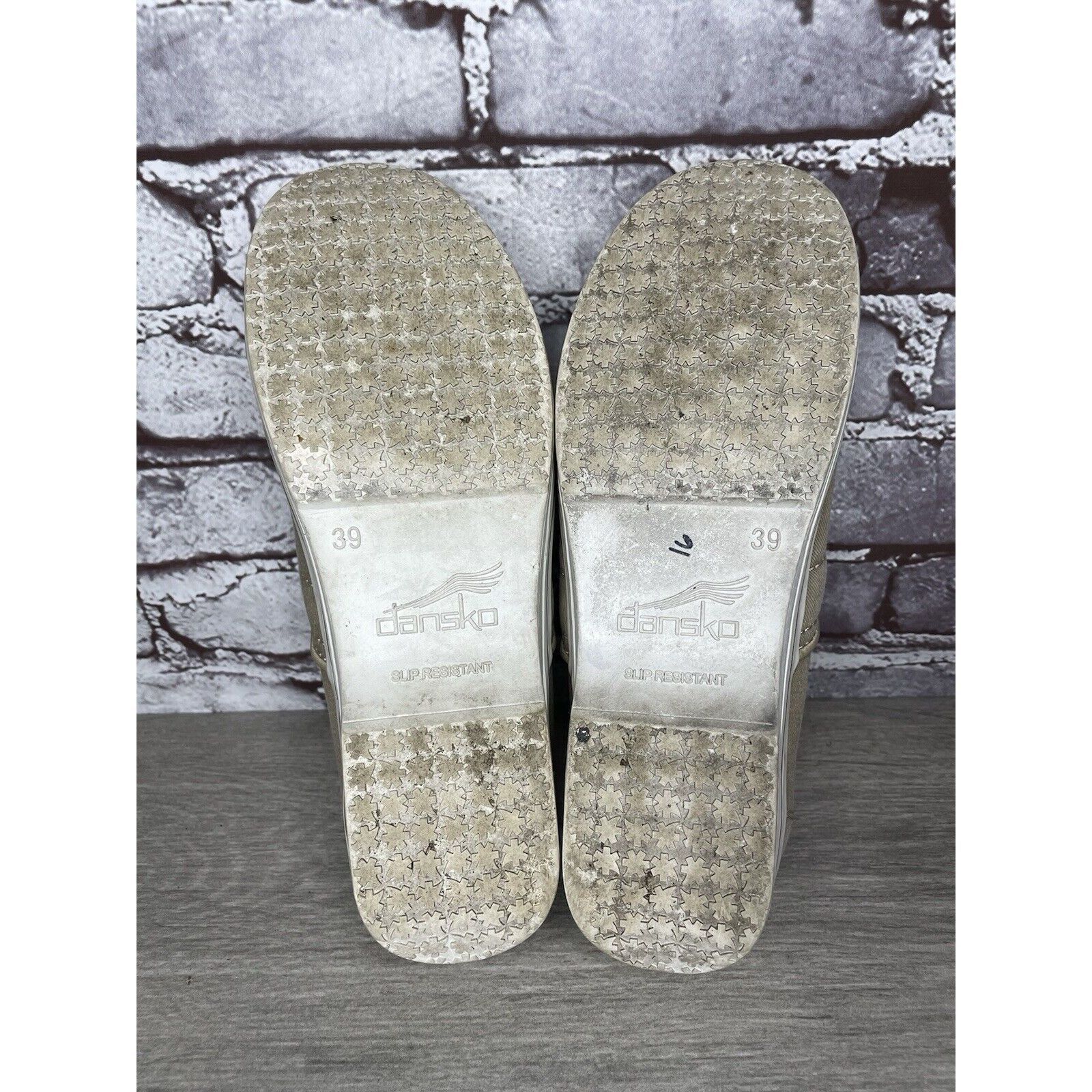 Other Dansko Volley Vegan Tan Beige Khaki Canvas Non Slip Clogs Wo Size US 8.5 / IT 38.5 - 11 Thumbnail