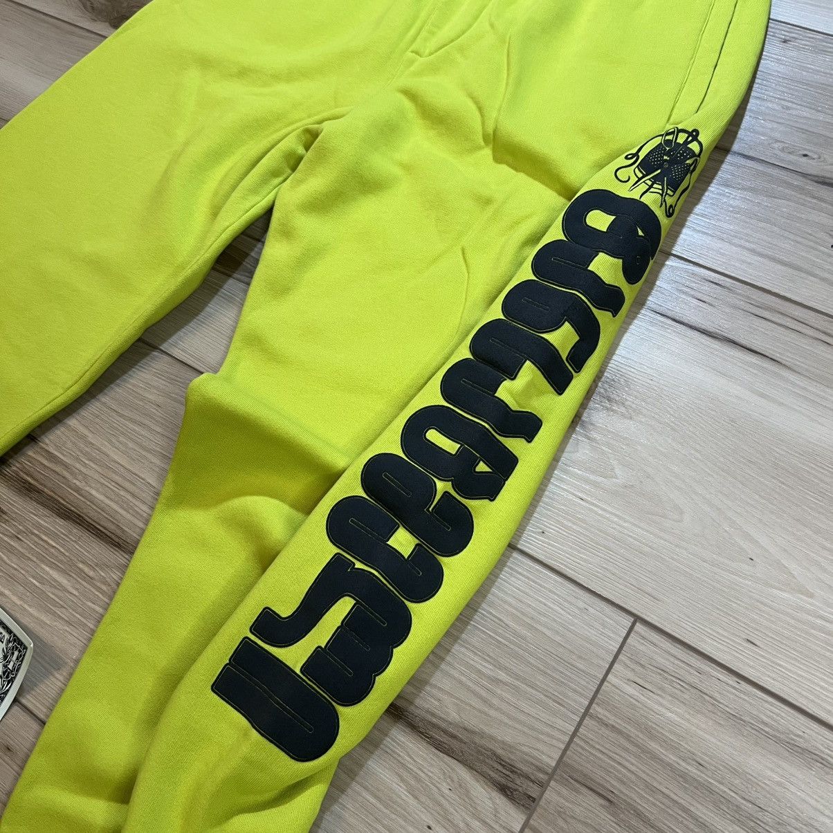 Vetements Vetements Sweatpants Neon Green Needle Logo Raw Hem Size US 32 / EU 48 - 2 Thumbnail