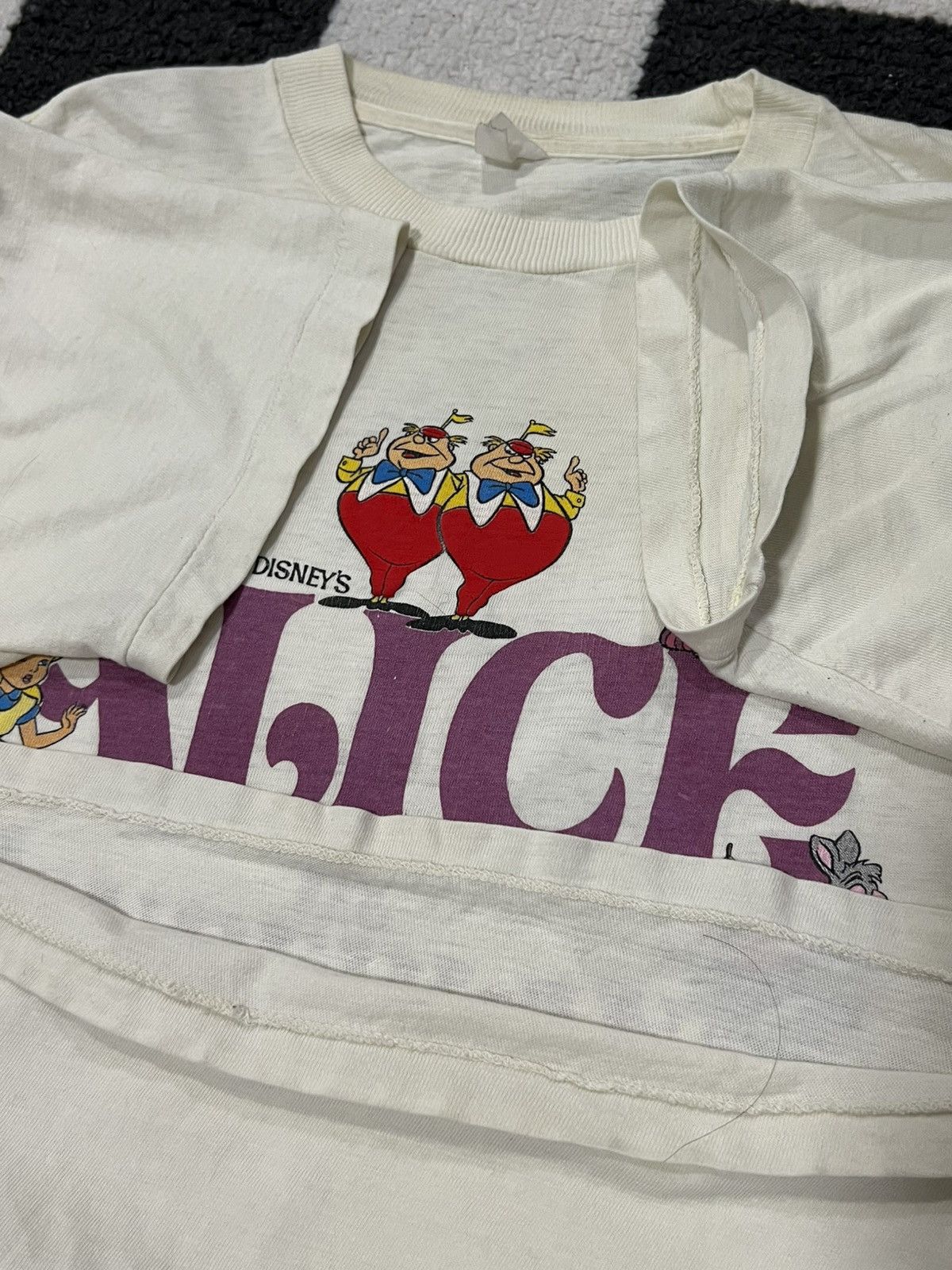 Vintage Vintage 1980's Alice In Wonderland Disney Tee Size US M / EU 48-50 / 2 - 5 Thumbnail
