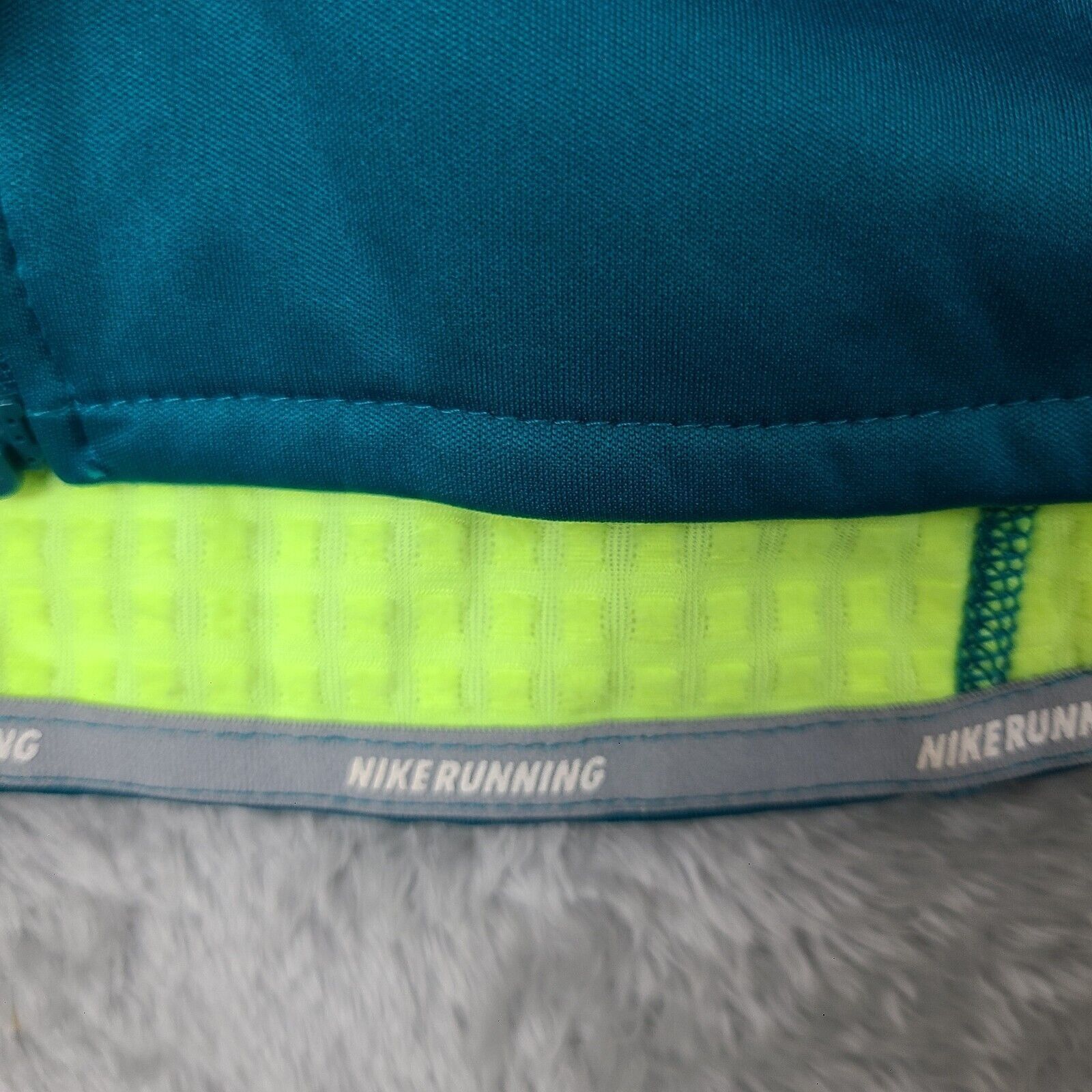 Nike Nike Green Running Jacket with Neon yellow inside Thumb Hole Size M / US 6-8 / IT 42-44 - 3 Thumbnail