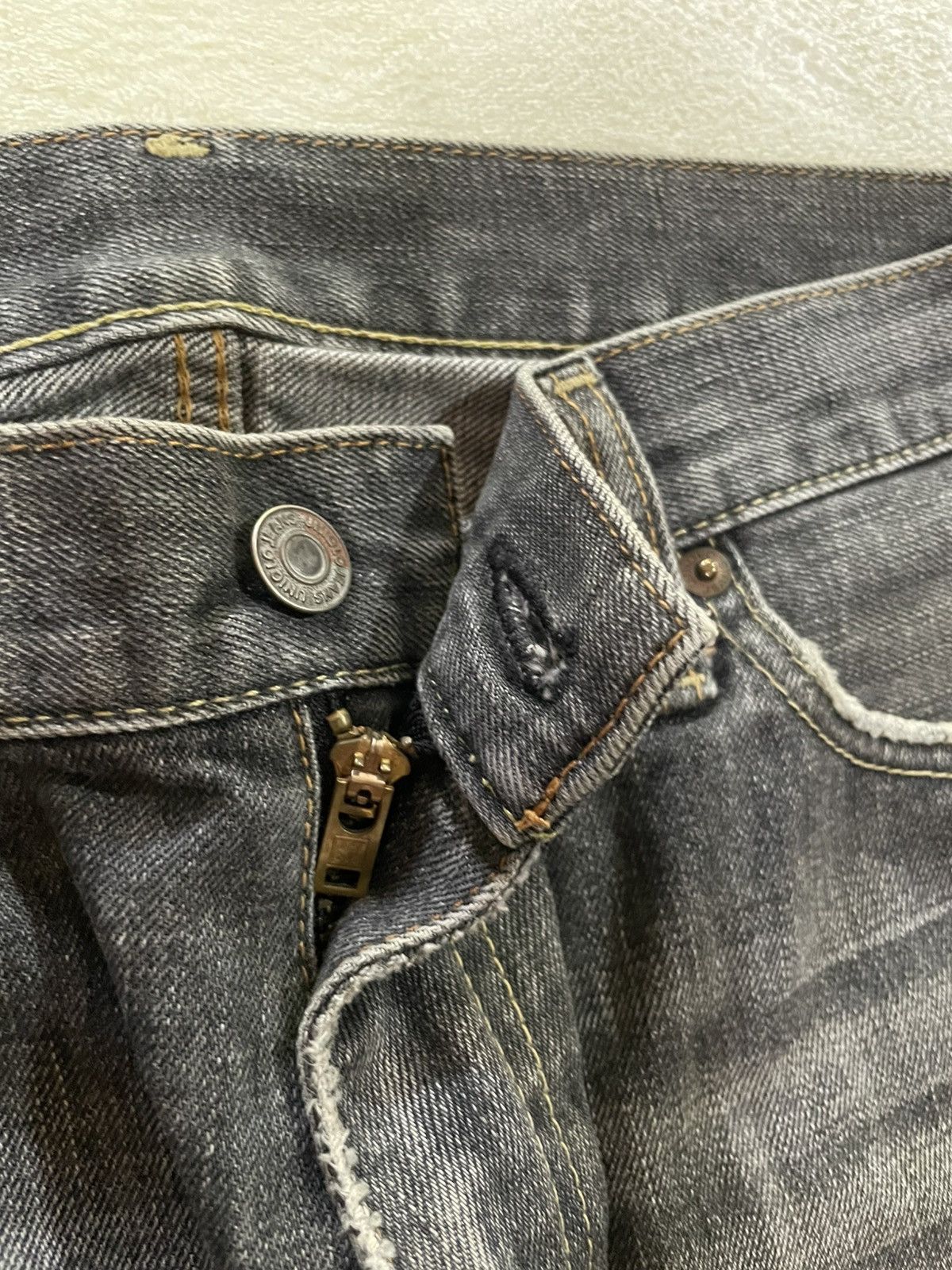 Japanese Brand Vintage Uniqlo Faded Distress Dark Denim Jeans Size US 32 / EU 48 - 6 Thumbnail