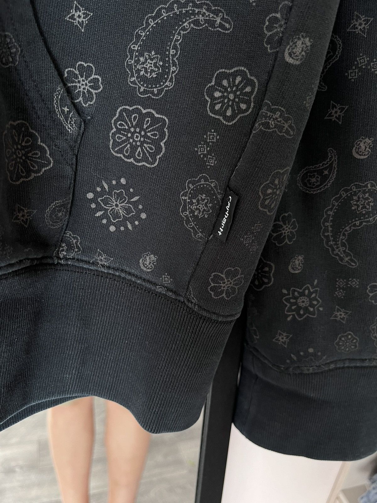 Carhartt Rare Carhartt Raiders Paisley Black Hoodie Vintage Streetwea Size US L / EU 52-54 / 3 - 7 Thumbnail