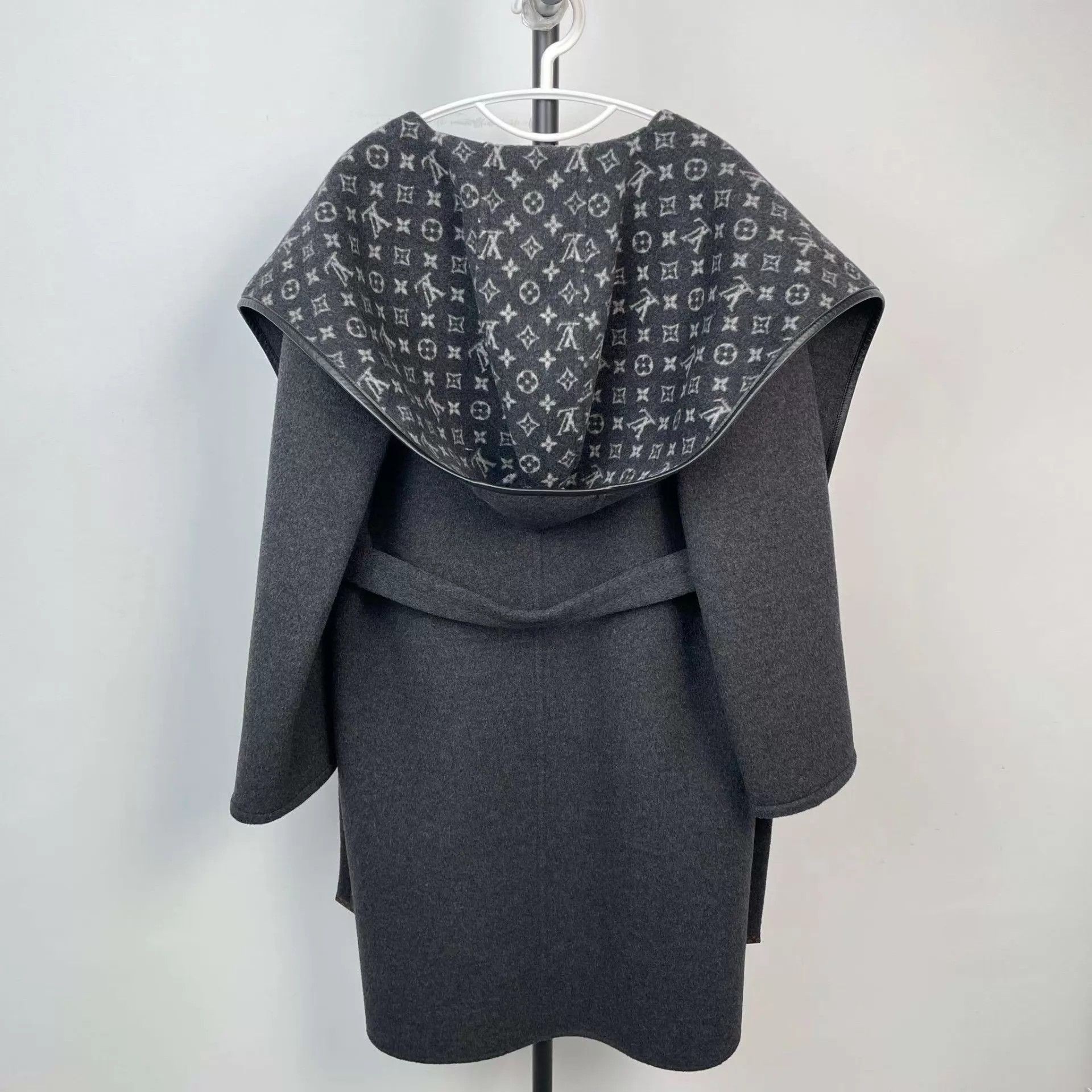 Louis Vuitton LV Cashmere Double-Breasted Hooded Coat Gray 36 Size XS / US 0-2 / IT 36-38 - 2 Thumbnail