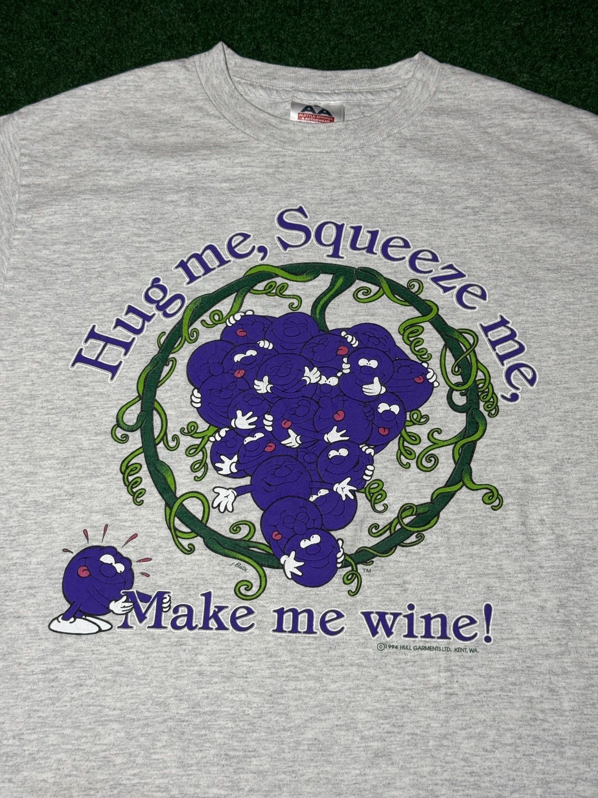 Vintage Vintage 90s Hug Me Squeeze Me Wine Grape Mom Humor T Shirt Size M / US 6-8 / IT 42-44 - 2 Thumbnail