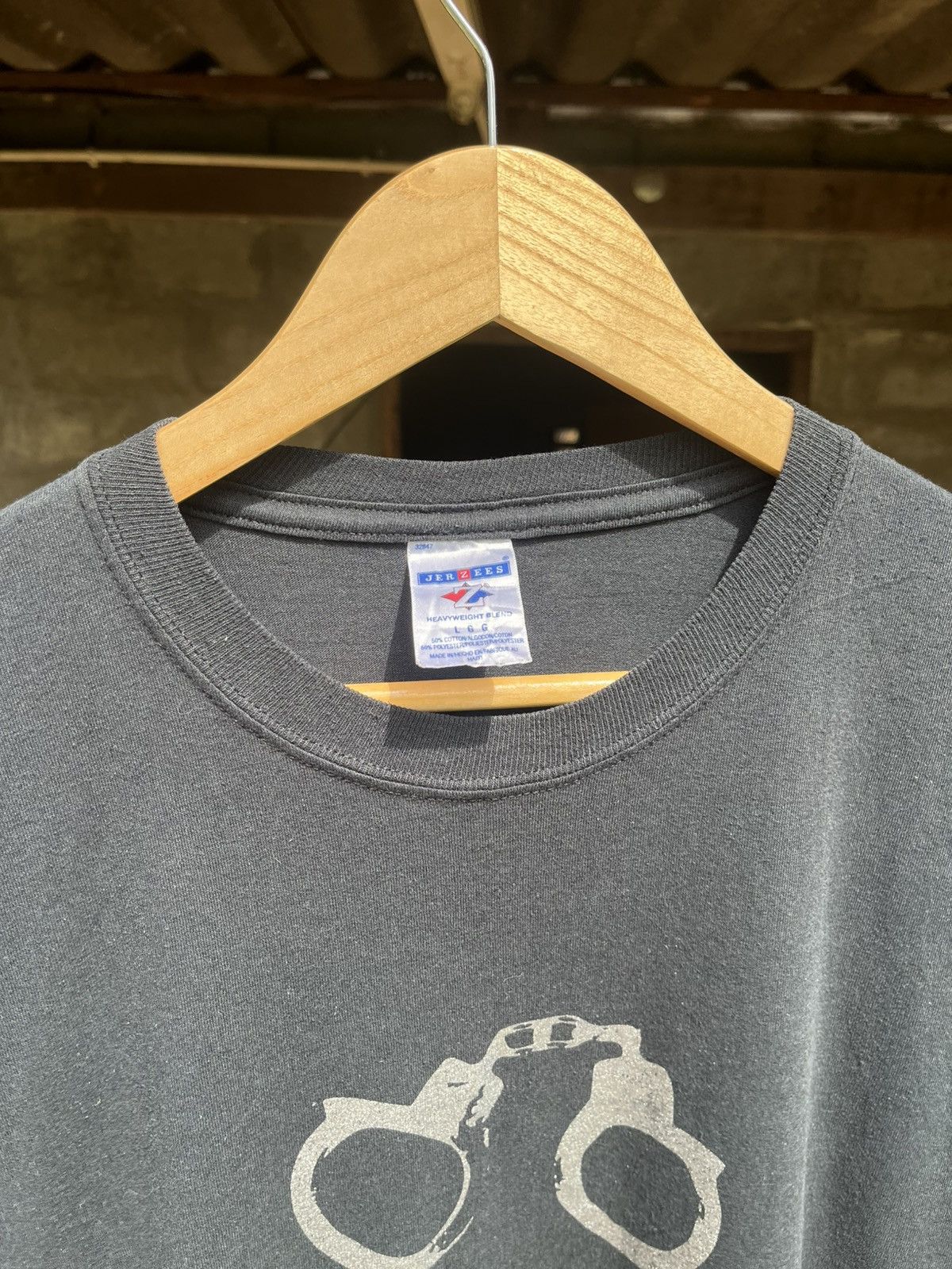 Vintage Handcuffs y2k tee Size US L / EU 52-54 / 3 - 2 Thumbnail