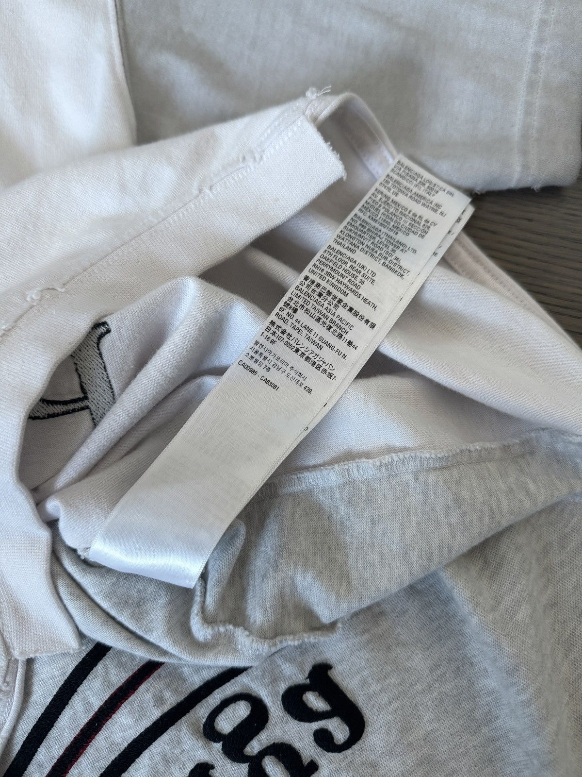 Balenciaga Balenciaga Upside Down T-Shirt Size US M / EU 48-50 / 2 - 6 Thumbnail