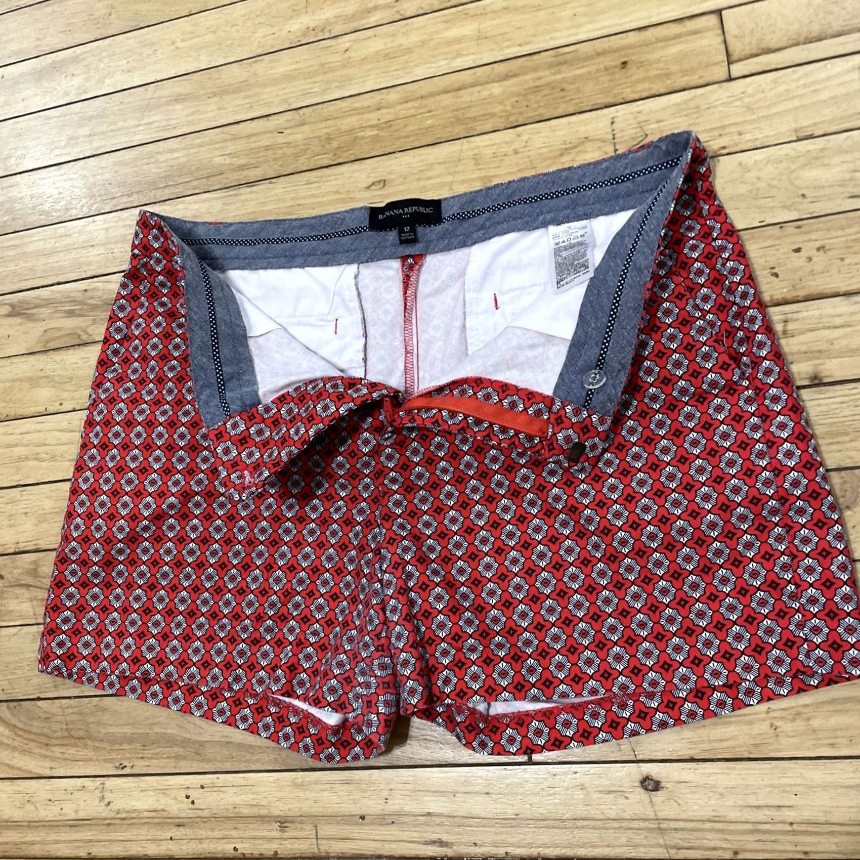 Banana Republic BANANA REPUBLIC Shorts Womens 12 Red Geometric Print Boho Mystic Art WMNTLPRT 12 Size 34" / US 12 / IT 48 - 5 Thumbnail