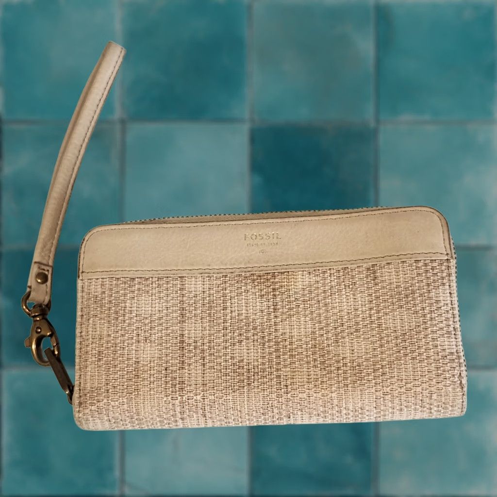 Fossil Fossil Zip-Around Wallet Tan Straw Leather Beige Womens S Color Beige Zip-Around Wallet Womens S Leather Wristlet Clutch NEEDS CLEANING Size ONE SIZE - 1 Thumbnail