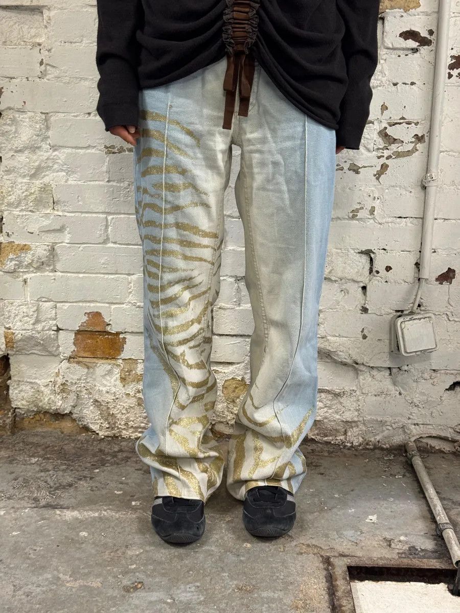 Roberto Cavalli 2000s Roberto Cavalli Light Blue Denim Gold Zebra Print Jeans Size 28" / US 6 / IT 42 - 2 Thumbnail