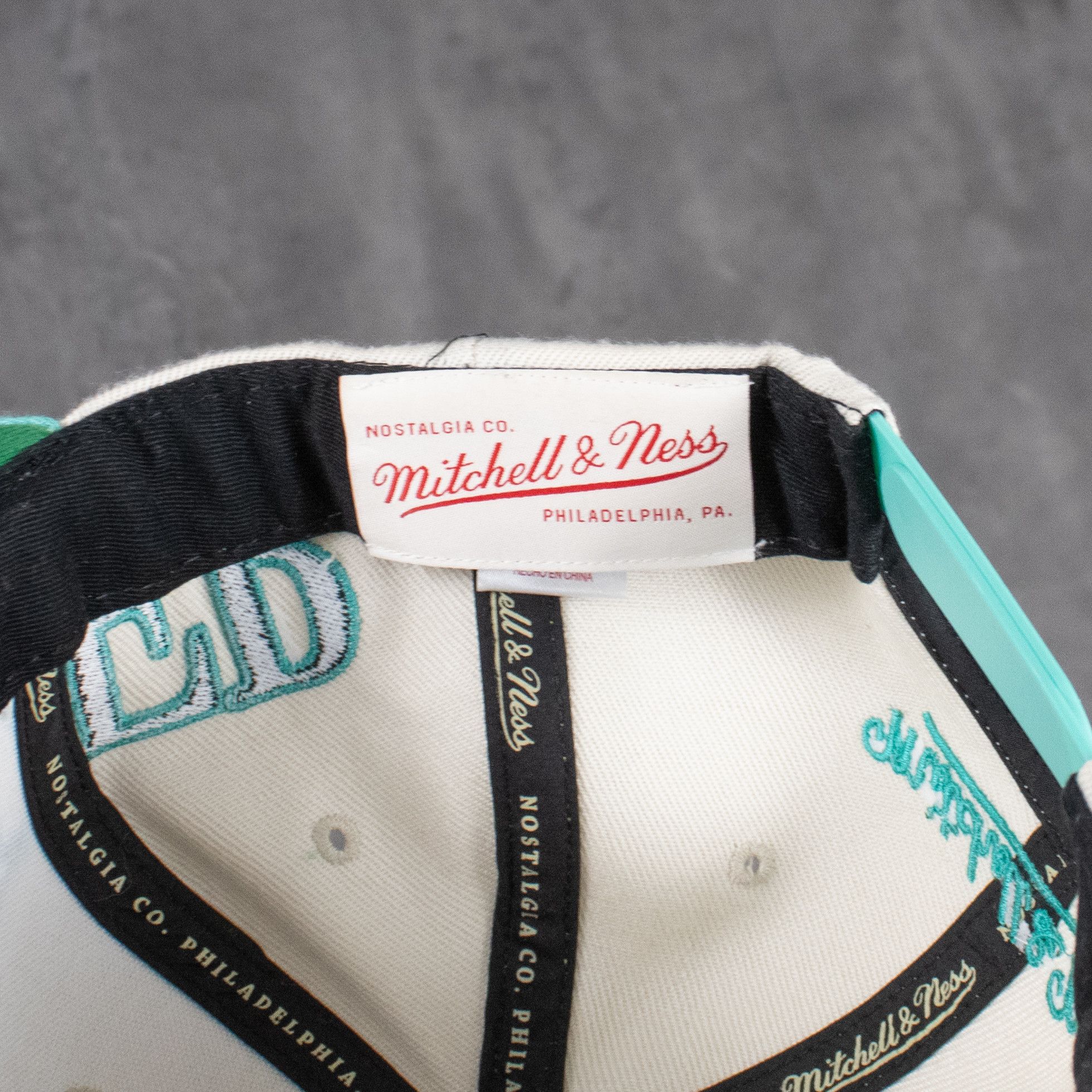 Mitchell & Ness Mitchell & Ness Vancouver Grizzlies Snapback Cream Hat Size ONE SIZE - 7 Thumbnail
