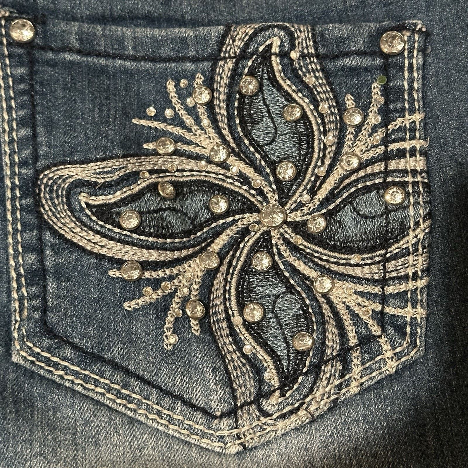 Indigo Love Indigo Jean Women's Size 6 Cuffed Capri Bling Size 28" / US 6 / IT 42 - 8 Thumbnail