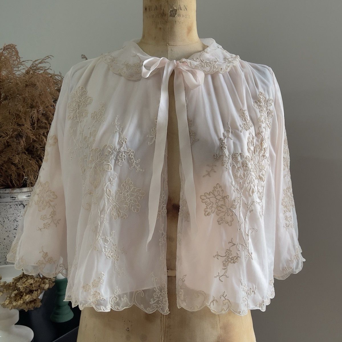 Vintage Vintage 1960s Pale Pink Embroidered Chiffon Bed Jacket (S–M) Size M / US 6-8 / IT 42-44 - 9 Thumbnail
