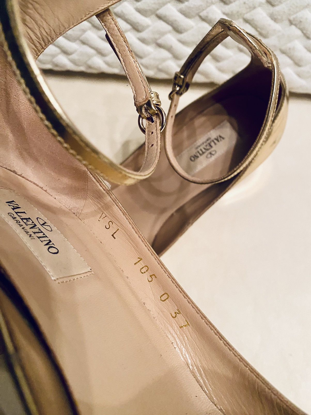 Valentino VALENTINO GARAVANI 🇮🇹 Tan-go Metallic Gold Leather Pumps 37 Size US 7 / IT 37 - 13 Thumbnail