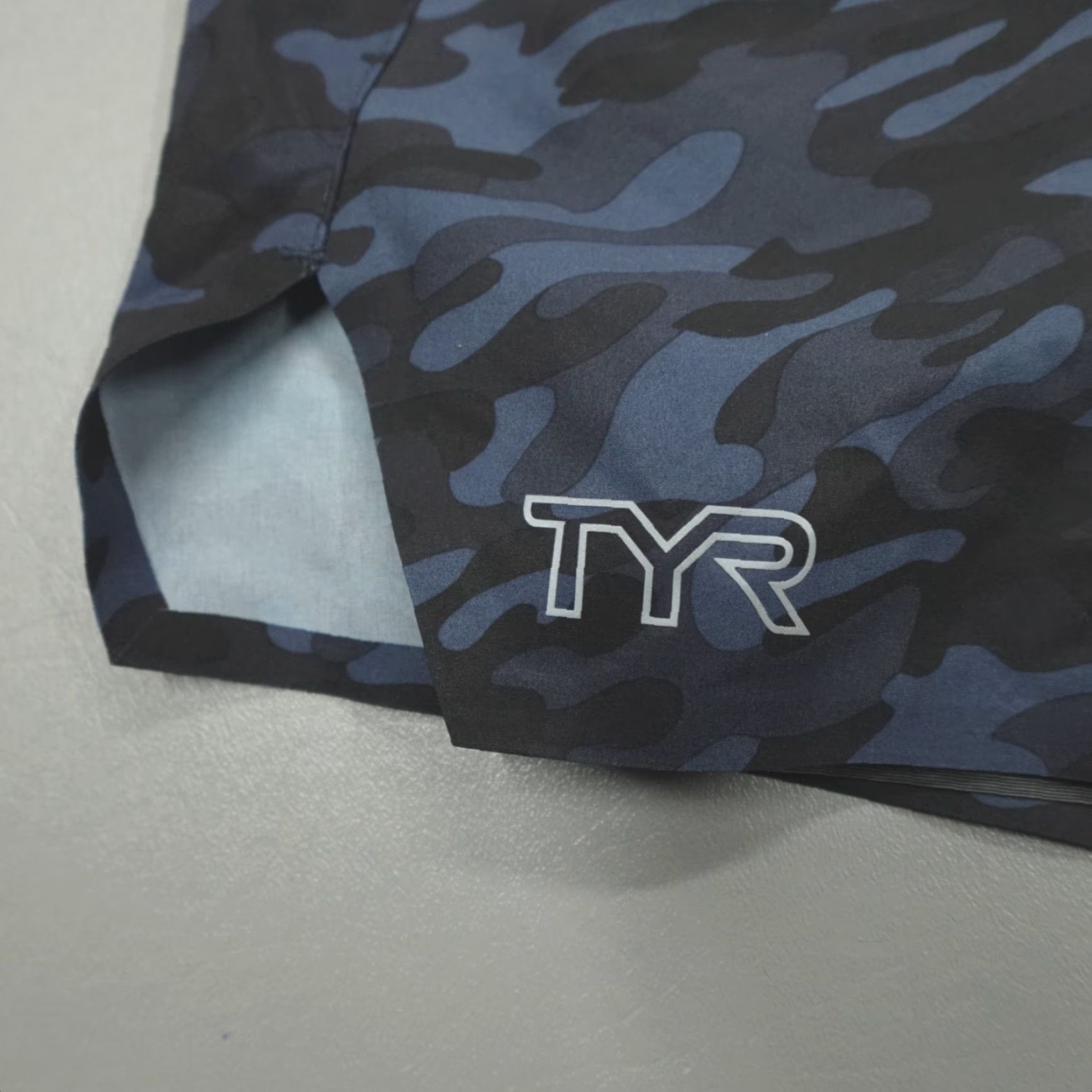 Vintage TYR Momentum Shorts 6'' Lined Men's M Athletic Fit DWR Stretch Quick Dry Blackout Size US 31 - 2 Thumbnail