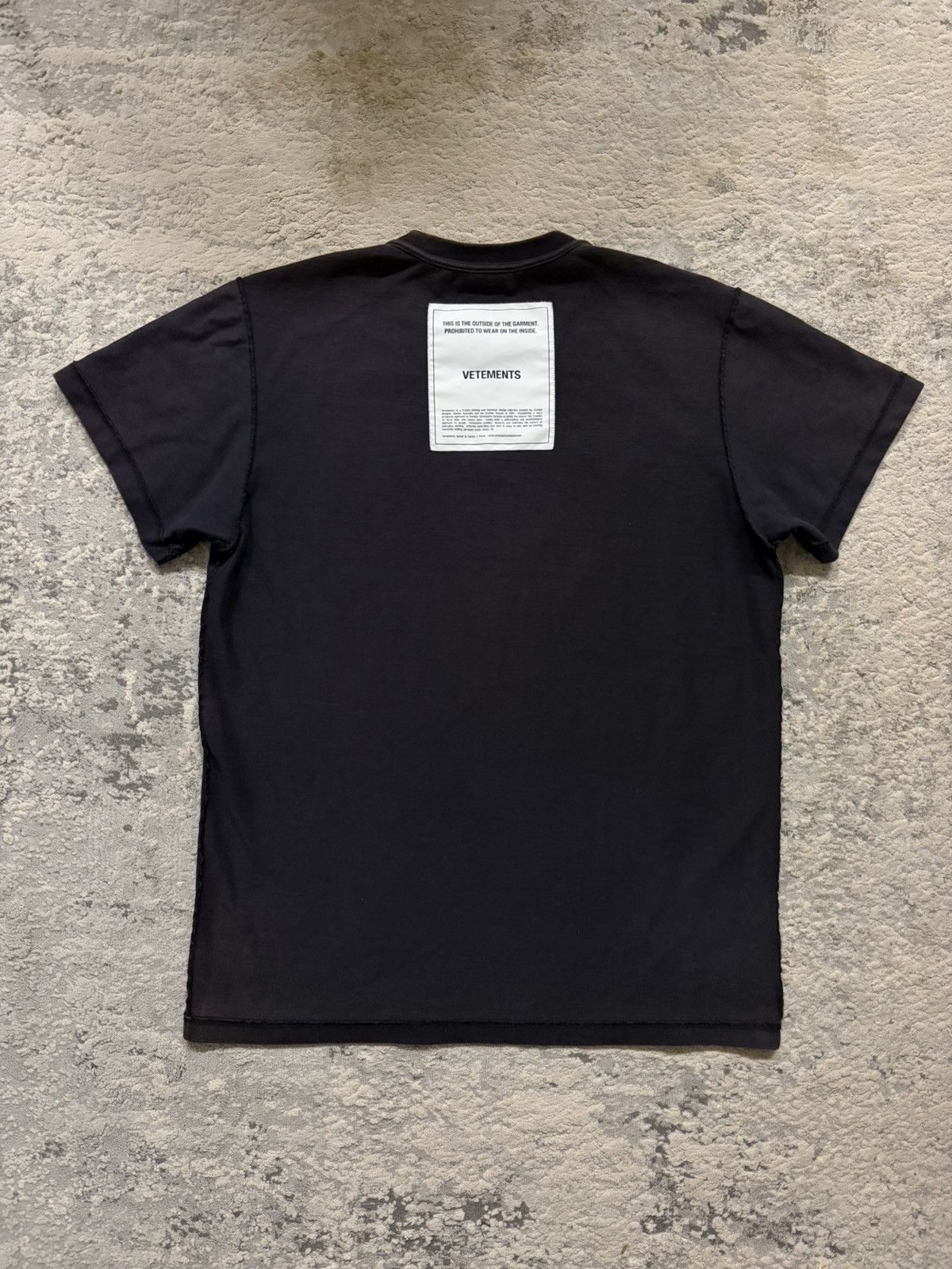 Vetements Vetements - AW19 Logo Inside Out Care Tag T Shirt Size US M / EU 48-50 / 2 - 6 Thumbnail