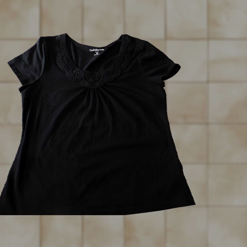 Croft & Barrow Croft & Barrow Blouse Womens M Black Crew Neck Short Sleeve Pullover Stretch Casual Regular Polyester Top Classic Size M / US 6-8 / IT 42-44 - 1 Thumbnail