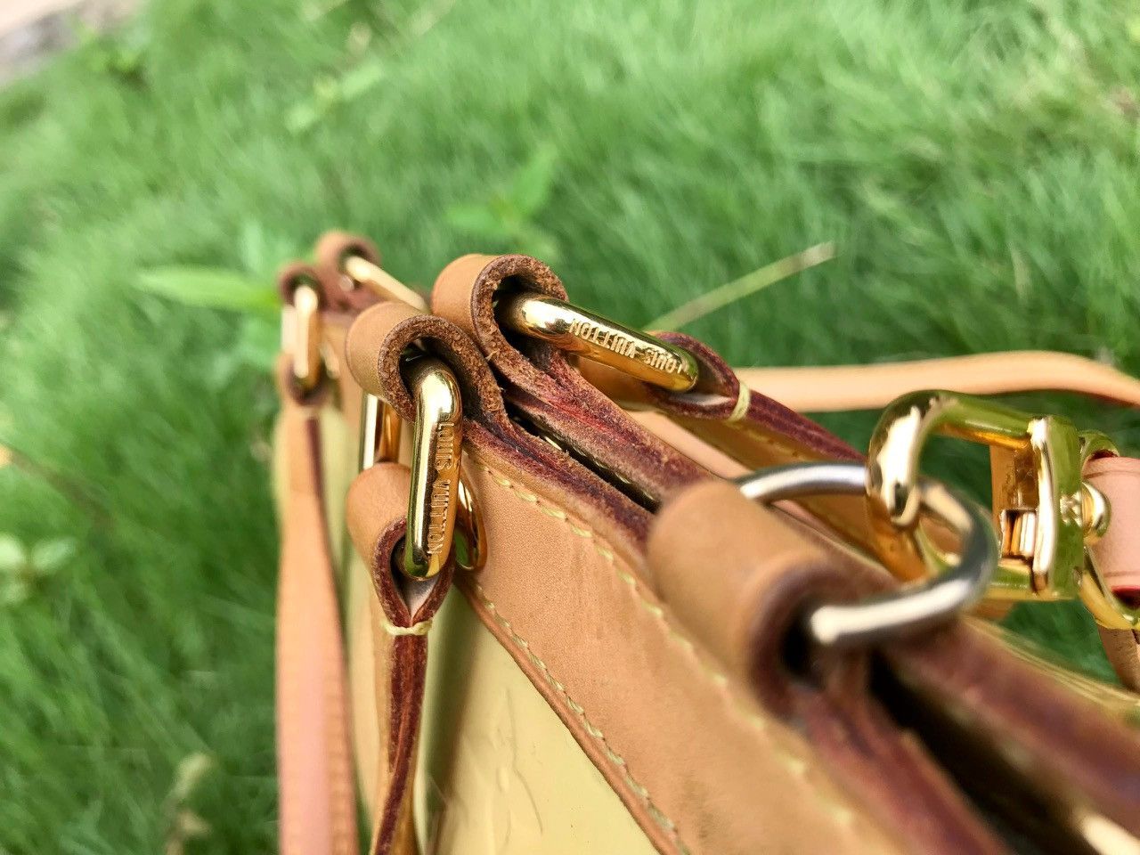 Louis Vuitton Authentic Louis Vuitton Monogram Vernis Leather Brea MM Bag Size ONE SIZE - 9 Thumbnail