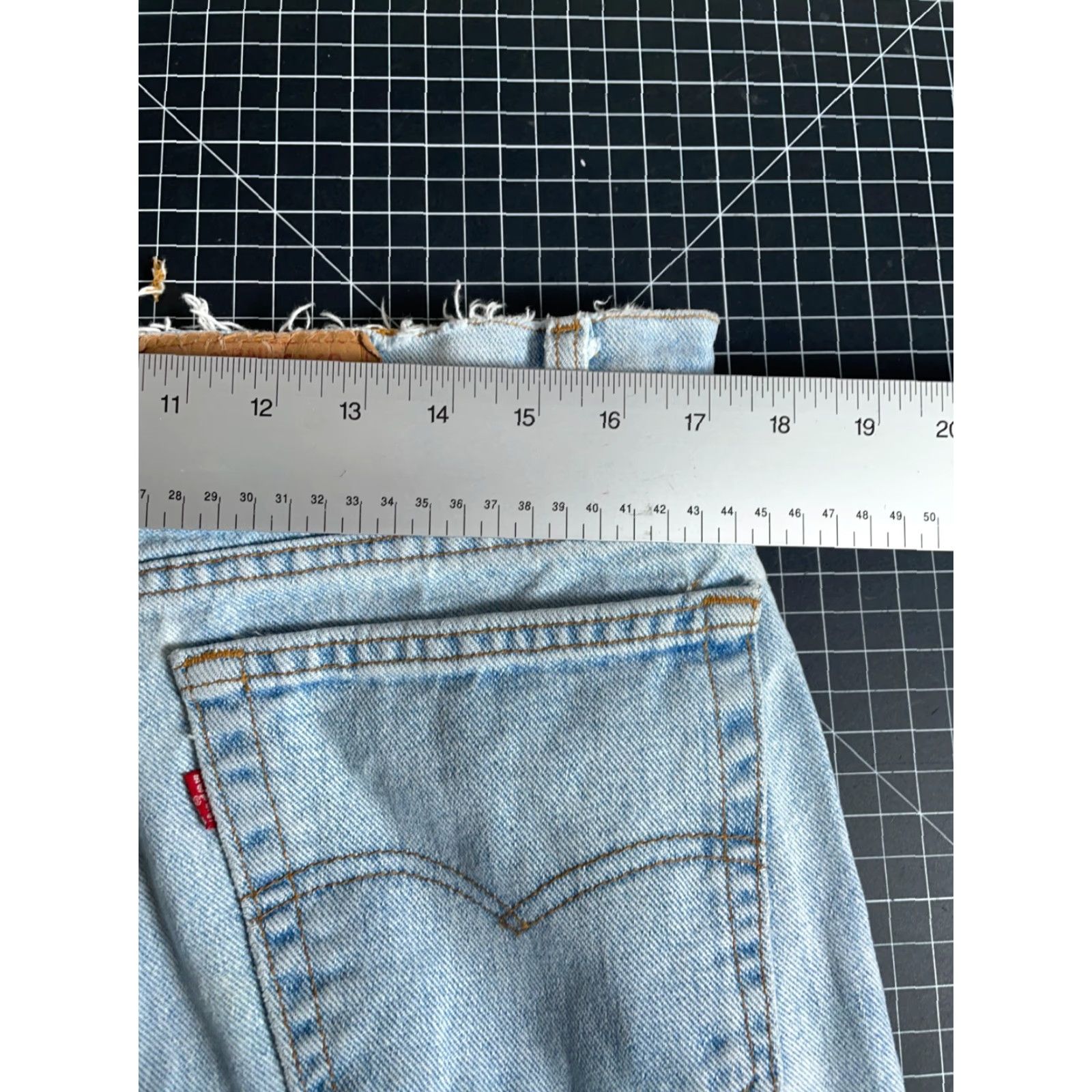Levi's VINTAGE Levi's 550 Jeans Mens 34 x 31 Light Blue Denim 90s Distressed Straight 5-Pocket Zip Fly USA Made Size US 34 / EU 50 - 5 Thumbnail