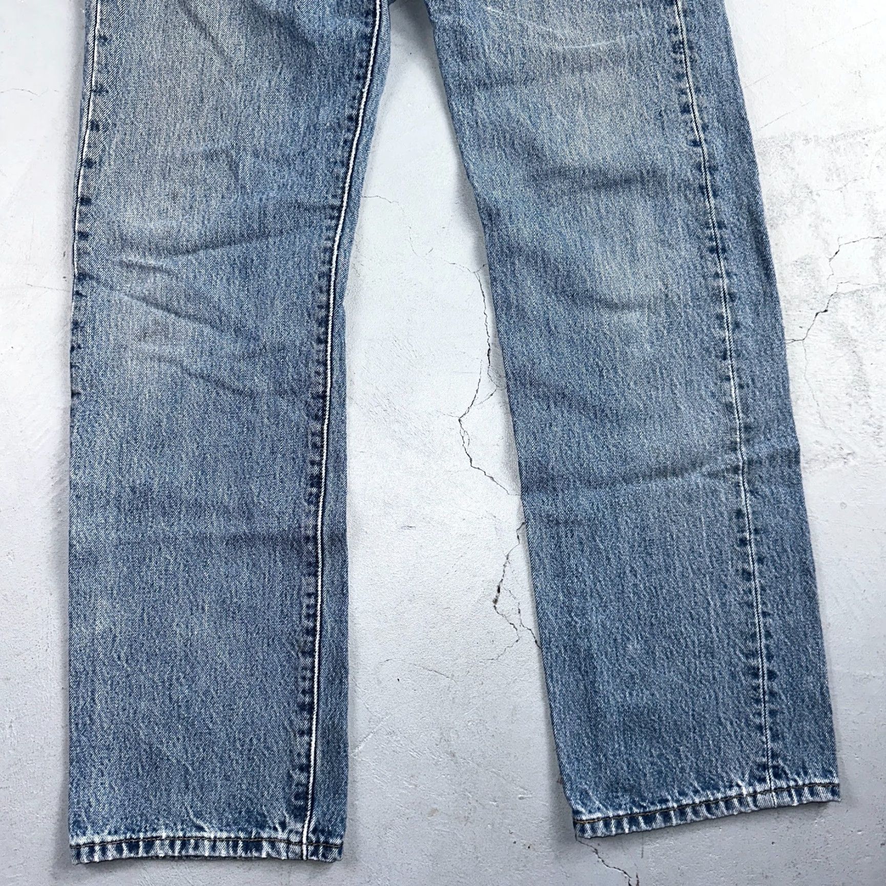 Levi's VINTAGE Levi's 501 Jeans Men Straight Leg 90s Light Wash Blue 30x32 Size US 30 / EU 46 - 3 Thumbnail