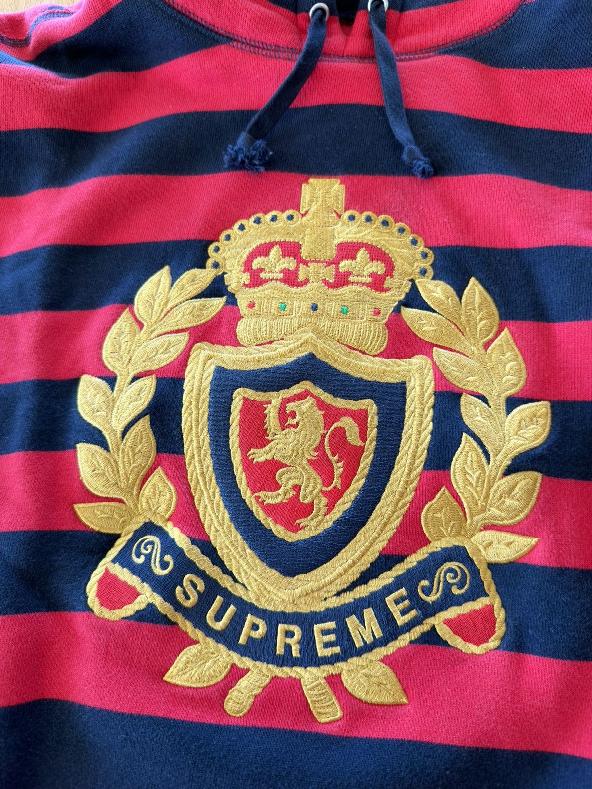 Supreme Vintage 2007 Supreme Crest Hoodie Size US XL / EU 56 / 4 - 2 Thumbnail