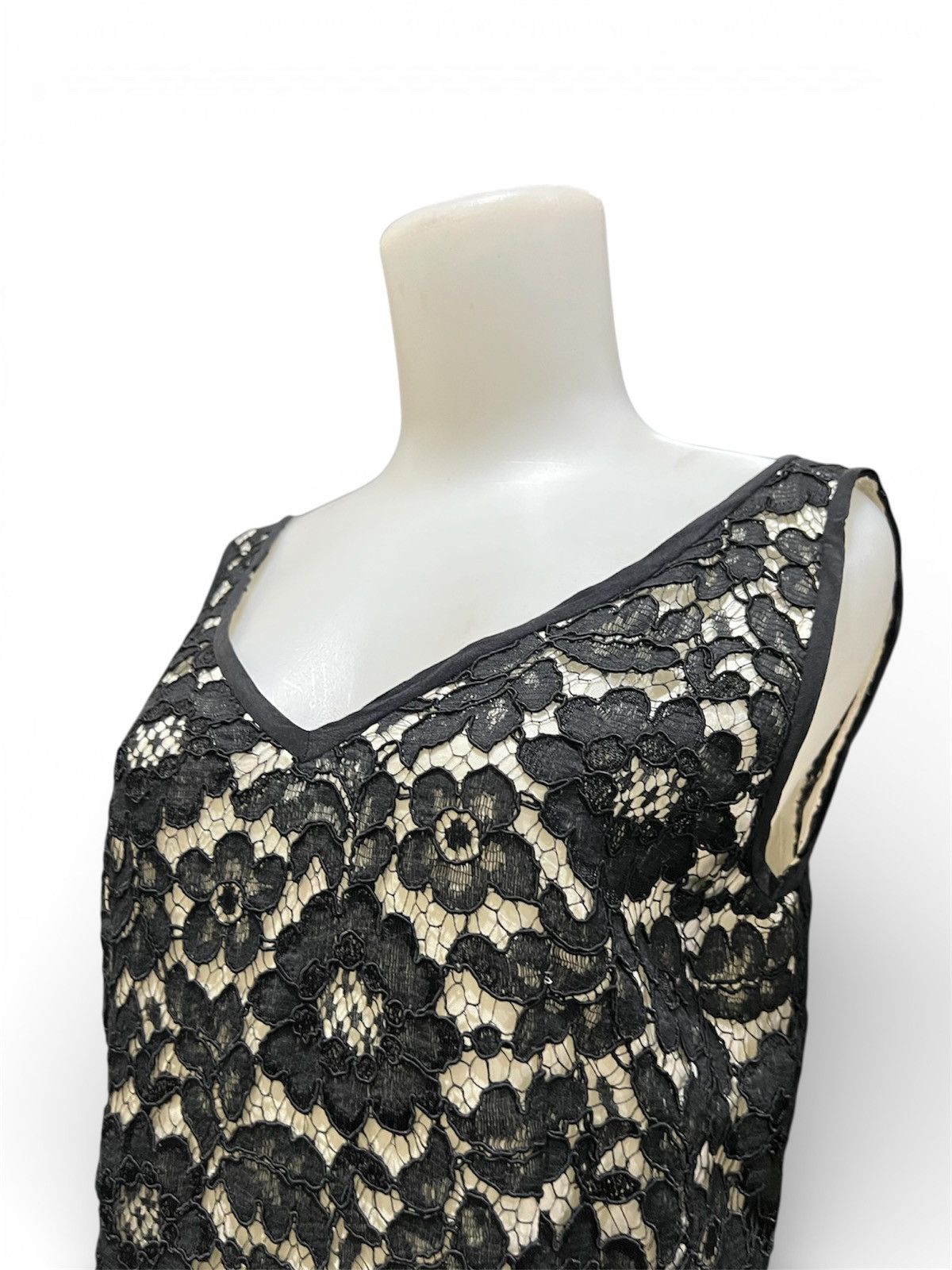 Moschino Vintage Moschino Lace Sleeveless Sheath Dress Floral Pattern Size M / US 6-8 / IT 42-44 - 3 Thumbnail