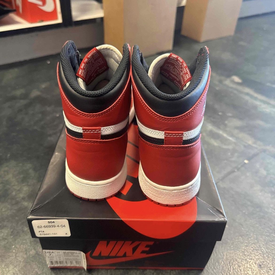 Nike Jordan 1 Chicago (2015) Size US 7 / EU 40 - 4 Thumbnail