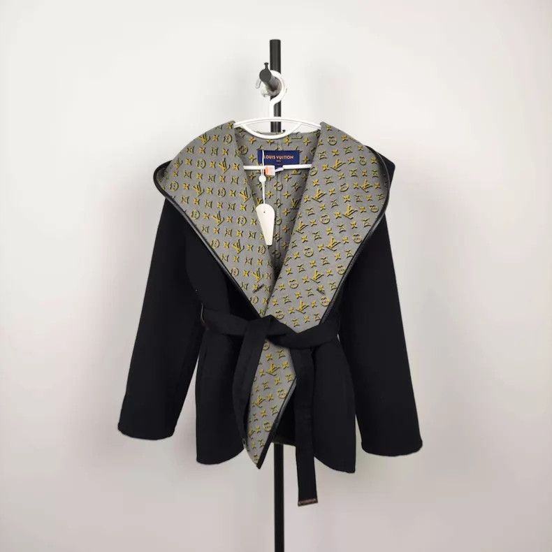 Louis Vuitton Louis Vuitton Short Hooded Coat with Full Print Inside Woo Size XS / US 0-2 / IT 36-38 - 1 Thumbnail