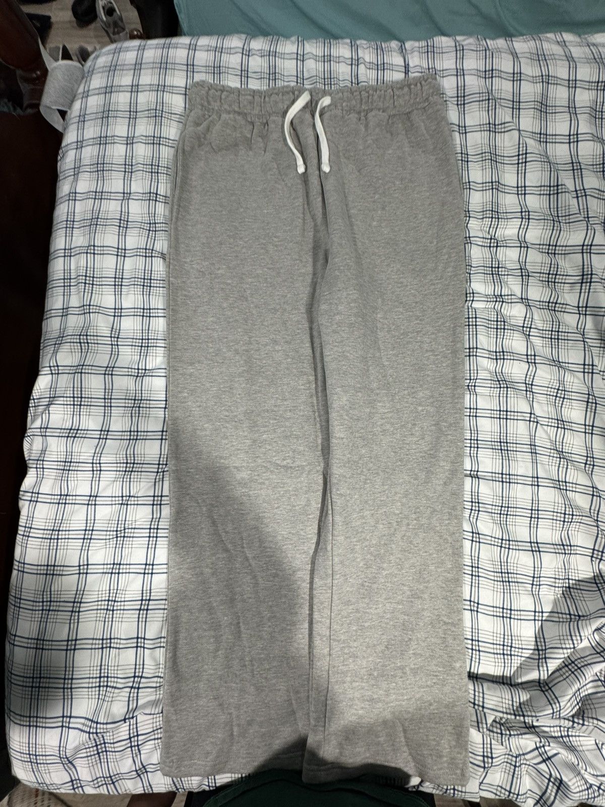 Boohoo Large Grey uncuffed baggy sweats Size US 32 / EU 48 - 2 Thumbnail
