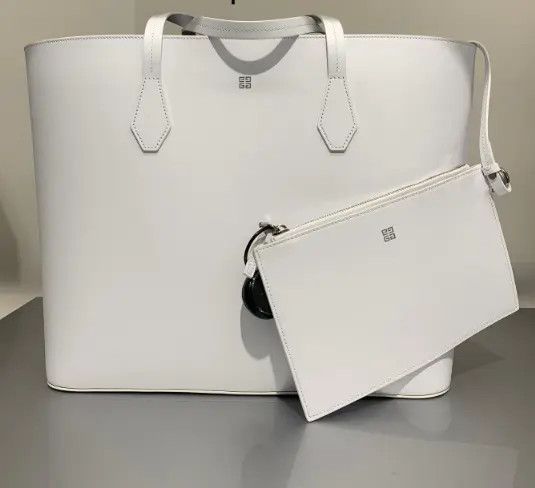Givenchy o1srvl11e1124 Size: OS/ Tote Bag in White Size ONE SIZE - 1 Thumbnail