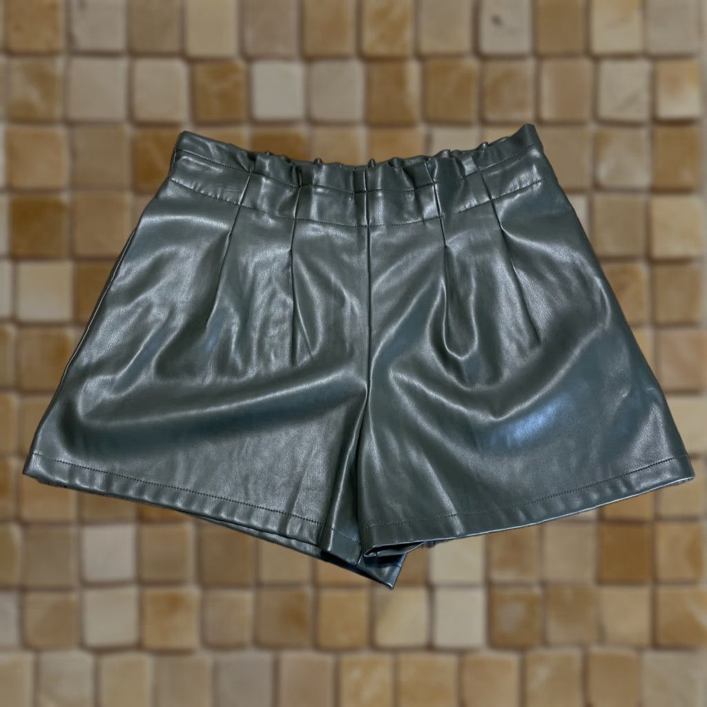 Vintage VINTAGE Versona Faux Leather Chino Shorts Women’s Elastic Waist Size Large Green Size 36" / US 14 / IT 50 - 1 Thumbnail