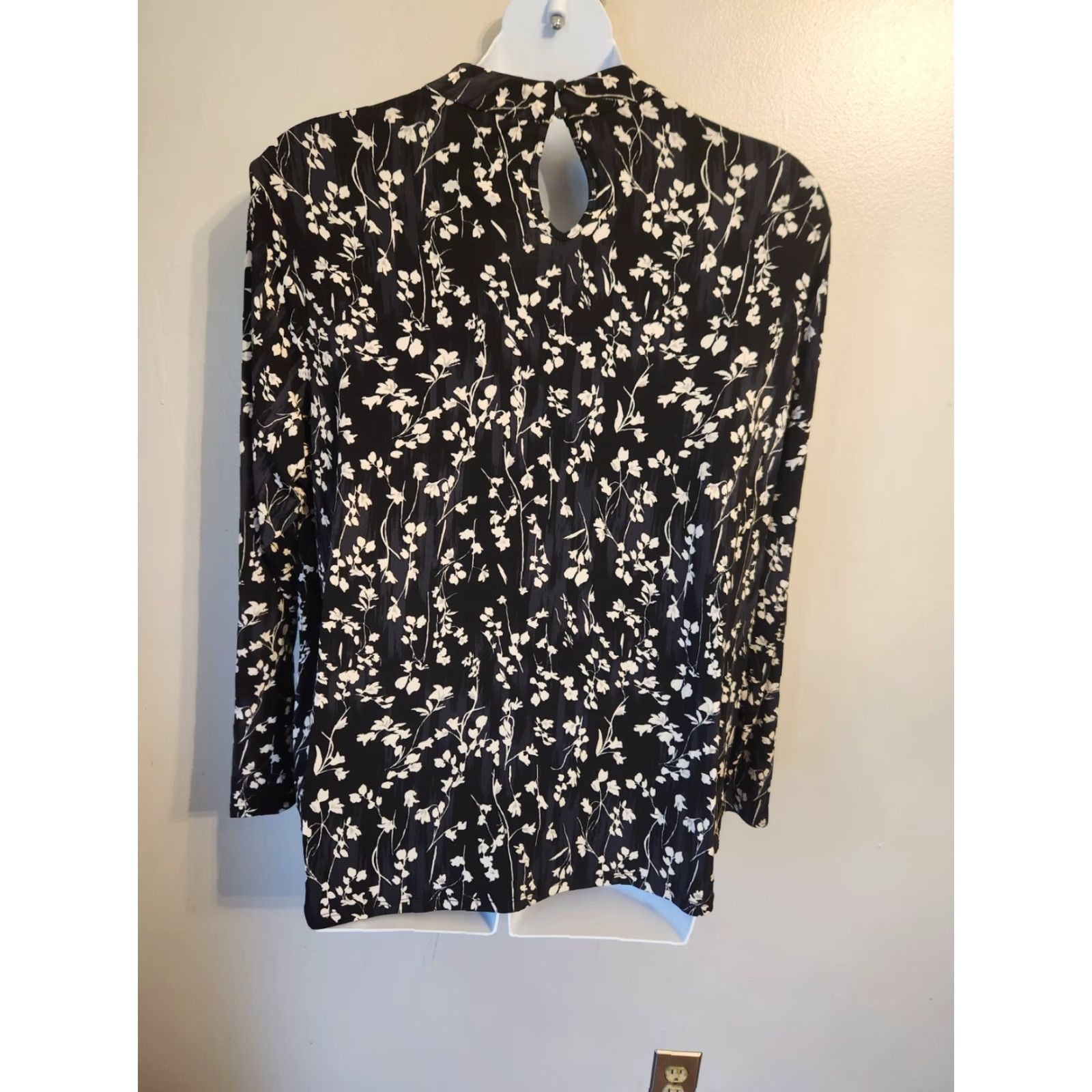 Vintage Cato Blouse Black Floral Keyhole Trim Silky Top 4X Plus Size Womens Casual Sleeve Round Neck Size XXL / US 16-18 / IT 52-54 - 5 Thumbnail