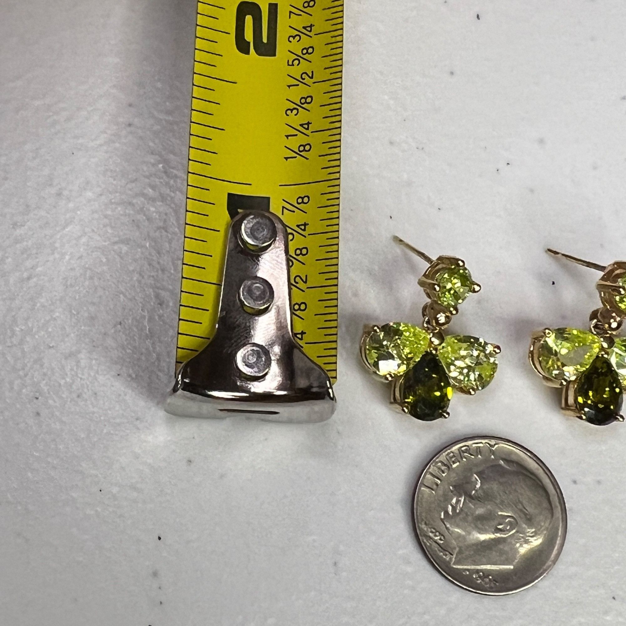 Vintage Gold-Toned Green Crystal Drop Earrings With Floral Design Size ONE SIZE - 7 Thumbnail