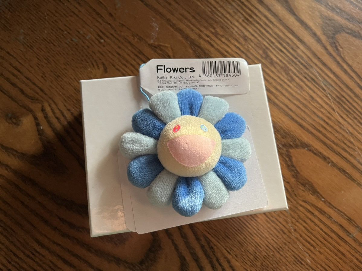 Takashi Murakami Flower Pin Keychain - NEW Size ONE SIZE - 6 Thumbnail