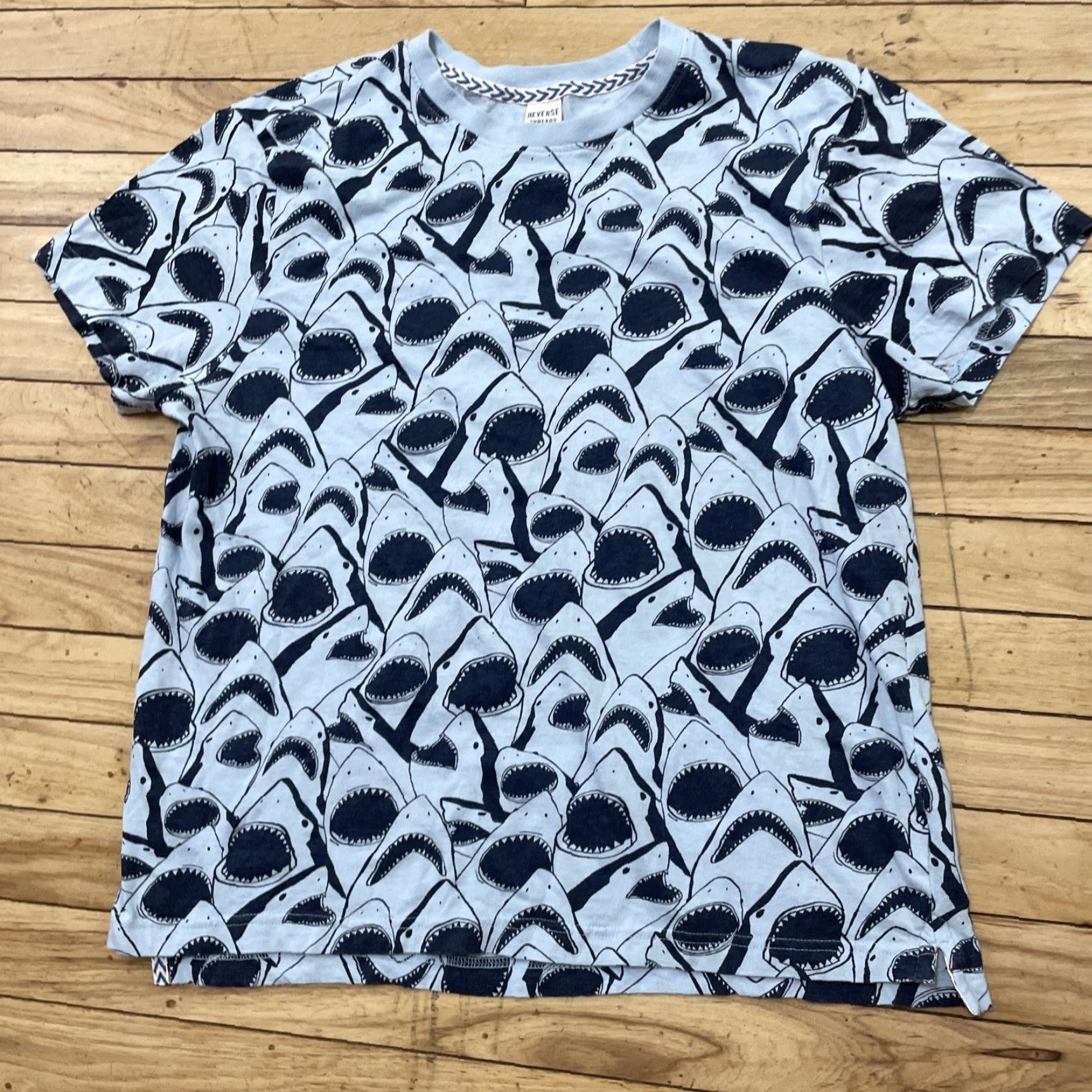 Vintage REVERSE THREADS Shirt Adult S Shark Print AOP Shark Crop Tee Blue (S Fits M) 90s Sports y2k Shark Week Logo Reversible Men Size US S / EU 44-46 / 1 - 4 Thumbnail